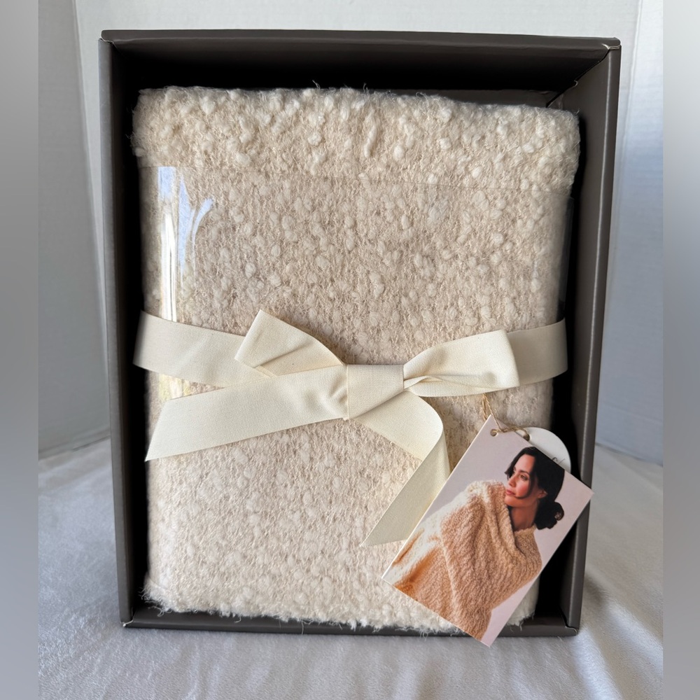 New DEMDACO Cream Giving Shawl 100% Nylon-NWT In Box Cozy Soft Shawl - Picture 4 of 15